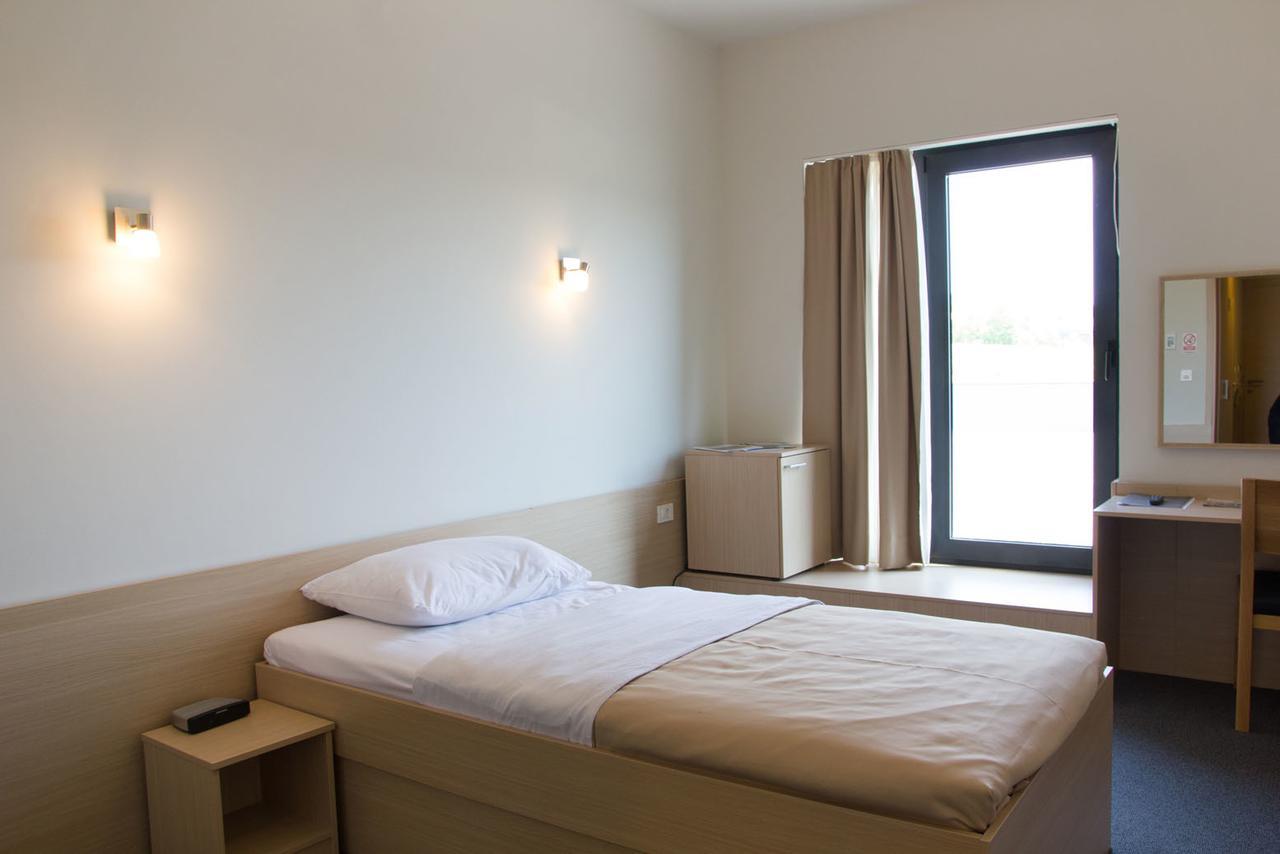 Hotel Lika Sjever Brinje Bagian luar foto